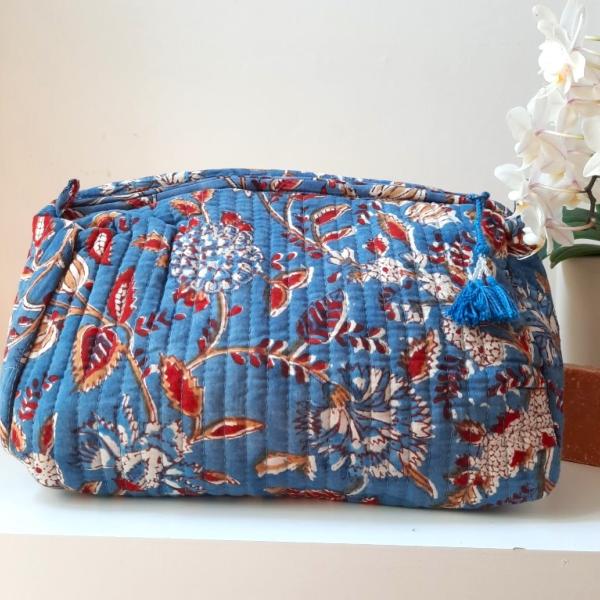 Trousse de toilette indienne bleue fleurs mauves cachemire 25x20x13 cm