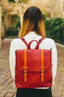 Sac à dos à rabat deux attaches rouge 35x25cm