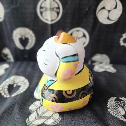 Chat Maneki Neko kimono jaune