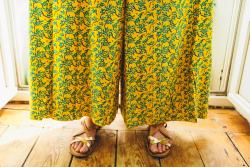 Pantalon large taille unique motif fleurs sur fond jaune