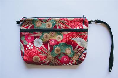 Trousse japonaise zippée motif fleuri rouge avec grue