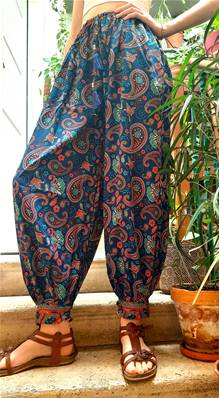 Pantalon large resserré aux chevilles fleuri bleu et rouge