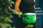 Sac banane en cuir brillant vert anis