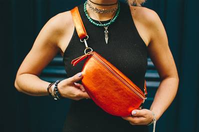 Sac banane en cuir brillant orange