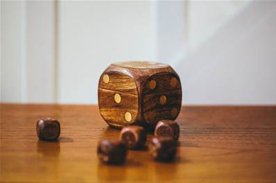 Boîte de cinq dés en bois de manguier