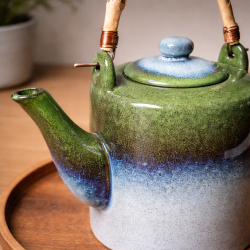 Tasse en grès vert et bleu émail réactif 