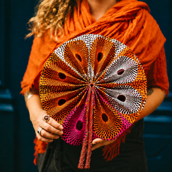 Éventail Wax Africain Soleil d’Afrique – Orange, Fuchsia et Ivoire 
