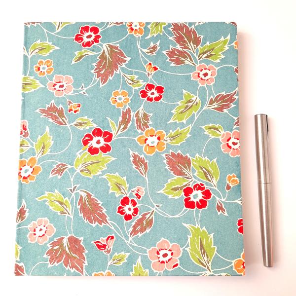 Carnet en papier japonais Fleurs sur fond bleu