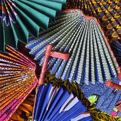 Éventail pliable en tissu Wax africain bleu – Fabrication artisanale du Mali