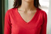 Pull fin col V en laine soie et cachemire 5 boutons sur les manches