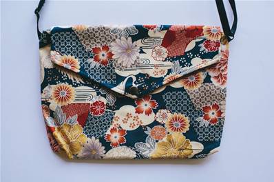 Sac à main japonais motif fleuri avec grue