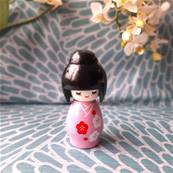 Poupe kokeshi petit modle rose 5 cm