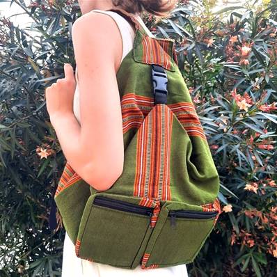 Sac à dos en tissus vert 2 poches avant