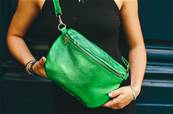 Sac banane en cuir brillant vert anis