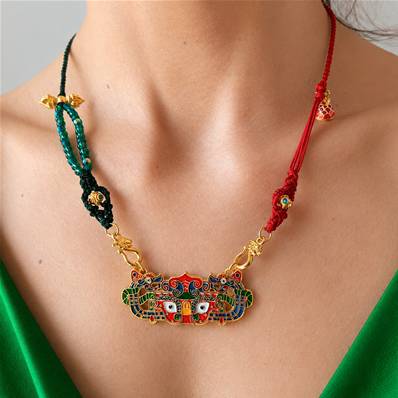 Collier chinois cordon en metal et email turquoise et rouge