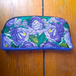 Trousse brod�e fleurie violette Guat�mala