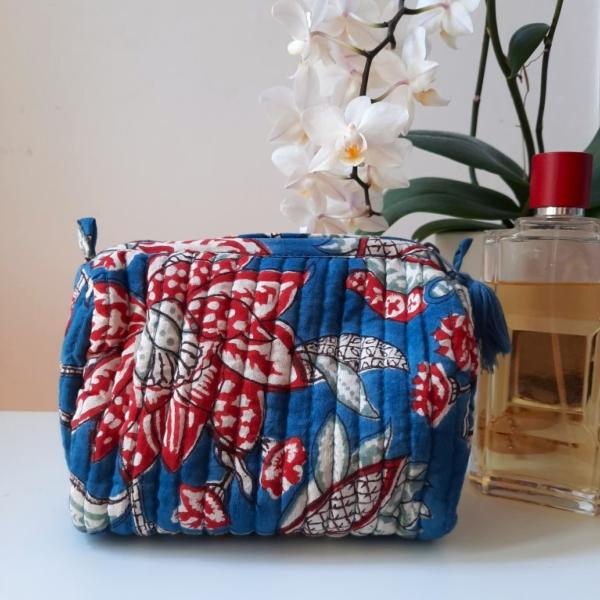 Trousse de toilette indienne bleue grosse fleur rouge15x15x7 cm