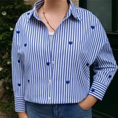 Chemise ray�e blanc et bleu avec c�urs bleus brod�s