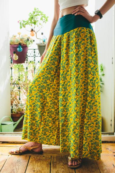 Pantalon large taille unique motif fleurs sur fond jaune