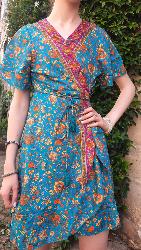 Robe cache cœur courte turquoise motifs fleuris oranges