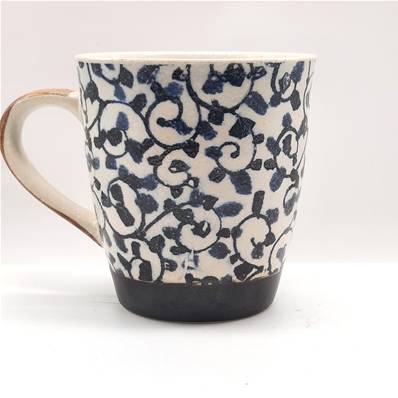 Tasse japonaise avec anse motif arabesque bleu