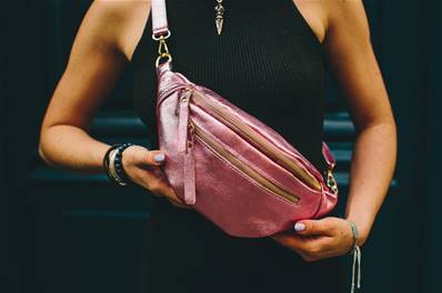 Sac banane en cuir brillant rose