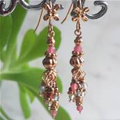 Boucles d’oreilles pampilles en laiton doré et pierres naturelles roses