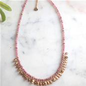 Collier fil perlé pierres pampilles dorées rose
