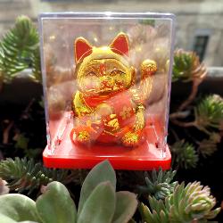 Chat Japonais Maneki Neko doré solaire