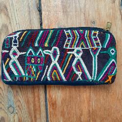 Pochette brodée à motifs d'oiseaux du Guatemala 