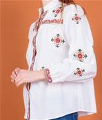 Chemise blanche brodée croix oranges et vertes – 100 % coton