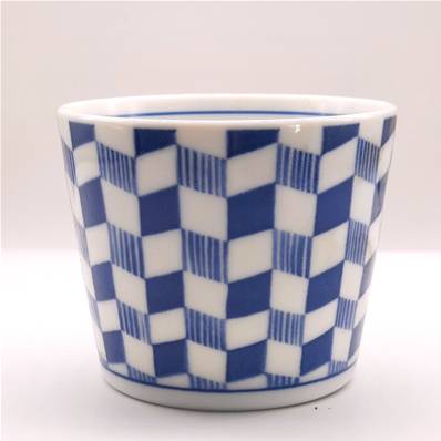 Tasse japonaise bleue et blanche motif carreaux 7cm
