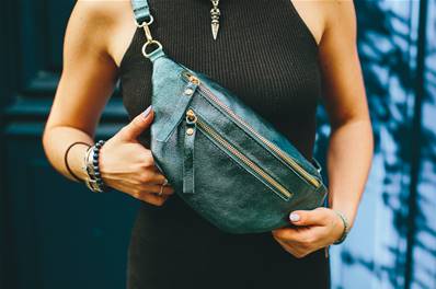 Sac banane en cuir brillant bleu