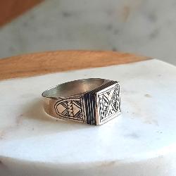 Bague Touareg Argent Gravé et ébène– t62 Chevalière Ethnique Artisanale