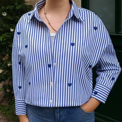 Chemise rayée blanc et bleu avec cœurs bleus brodés