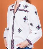 Chemise blanche brodée croix bleues et vertes