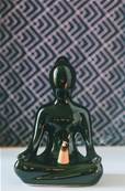 Bouddha brûle encens noir, en céramique avec 5 bâtons et 5 cônes d'encens.