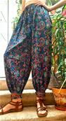 Pantalon large resserré aux chevilles fleuri bleu et rouge