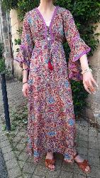 Robe longue en soie col v décolleté lacets violette motifs cachemire roses