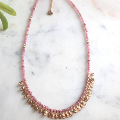 Collier fil perlé pierres pampilles dorées rose