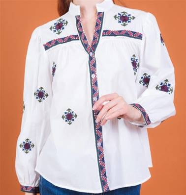 Chemise blanche brodée croix bleues et vertes