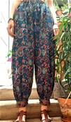 Pantalon large resserré aux chevilles fleuri bleu et rouge