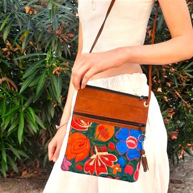 Sac à main rectangulaire fleurs brodées 1 Artisanat du Guatemala