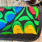 Etui à lunettes brodé fleurs vertes