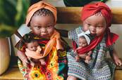Poupée africaine Inaya et son bébé bandeau rouge