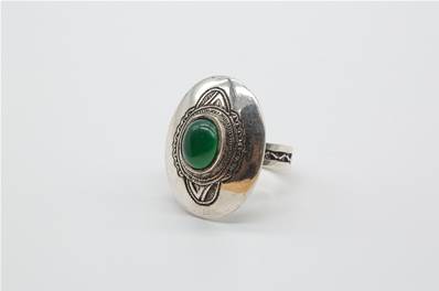 Bague touareg ronde ciselée agathe verte