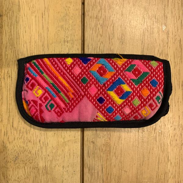 Etui à lunettes brodé rouge