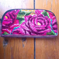 Trousse brod�e fleurie rose Guat�mala