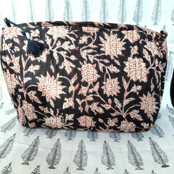Trousse de toilette indienne noire fleurs blanches 25x20x13 cm
