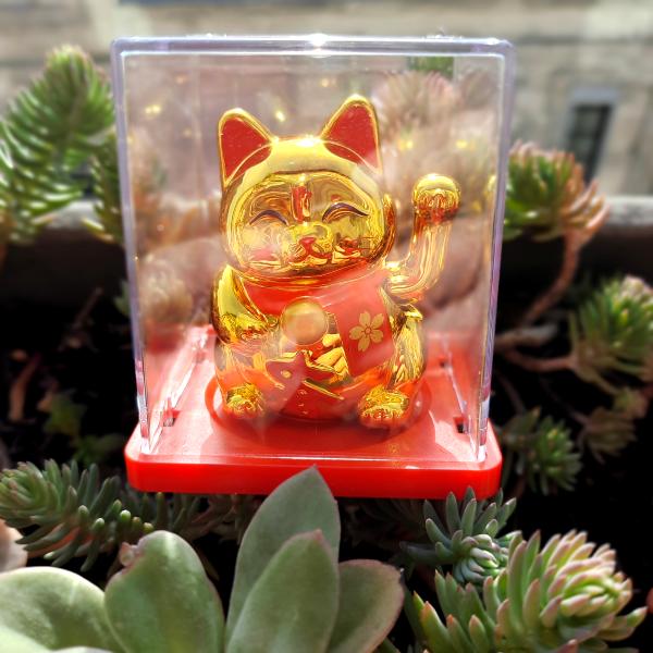 Chat Japonais Maneki Neko doré solaire